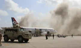 قصف يمني يستهدف مطار عدن الدولي وقصر المعاشيق وسط توتر واسع